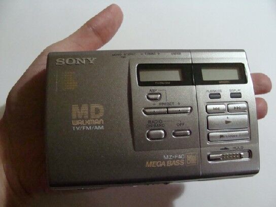 唯一無二 ラジオ付MDウォークマン MZ-F40 : さくの家電のーと