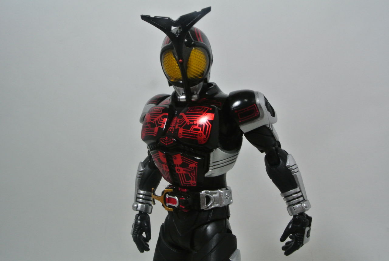S.H.Figuarts 仮面ライダーダークカブト（真骨彫製法） レビュー