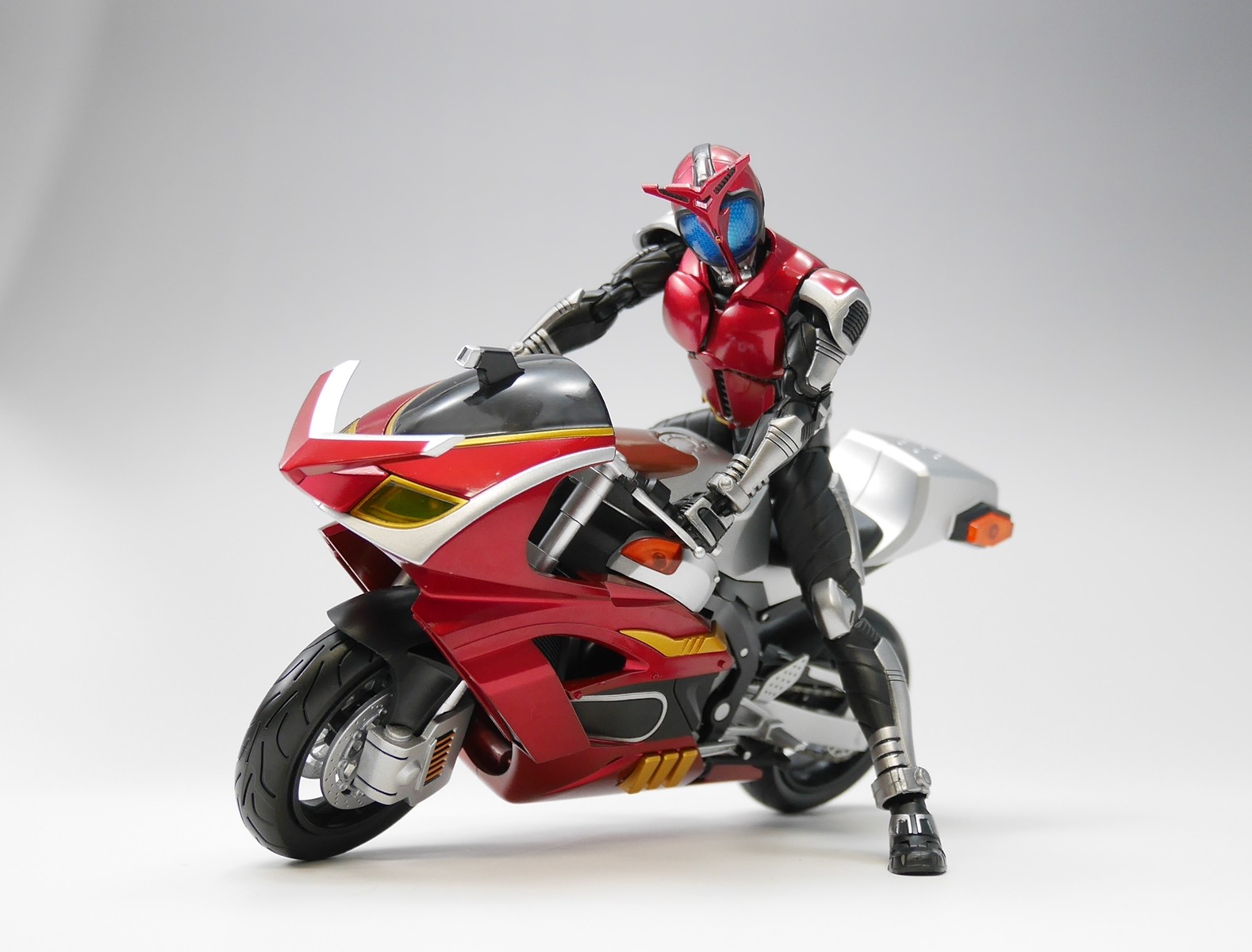 真骨彫製法「仮面ライダーガタック」＆「カブトエクステンダー」ご紹介
