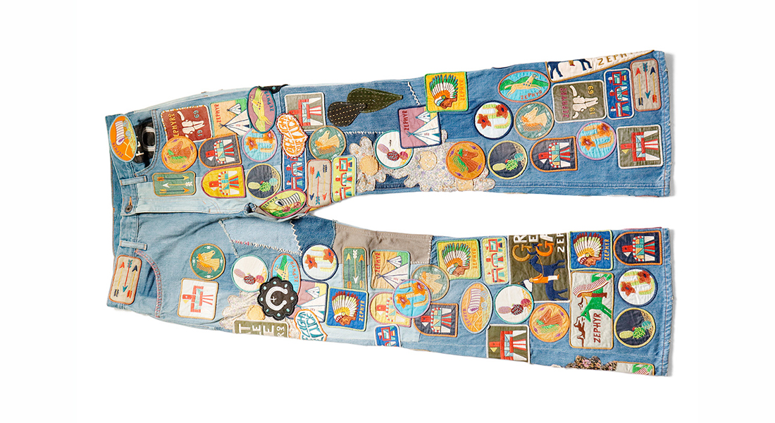 狂気をはらむ KAPITAL のフルリメイクフレアパンツで自己を解き放つ