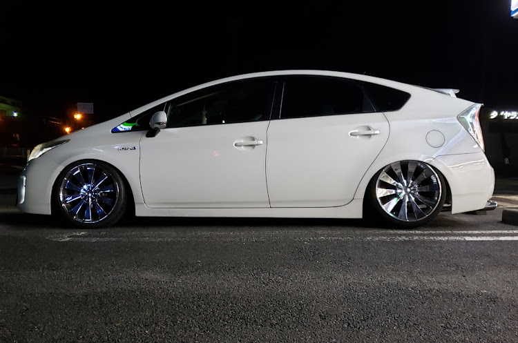 プリウスの車高調交換・イデアル極に関するカスタム事例｜車のカスタム