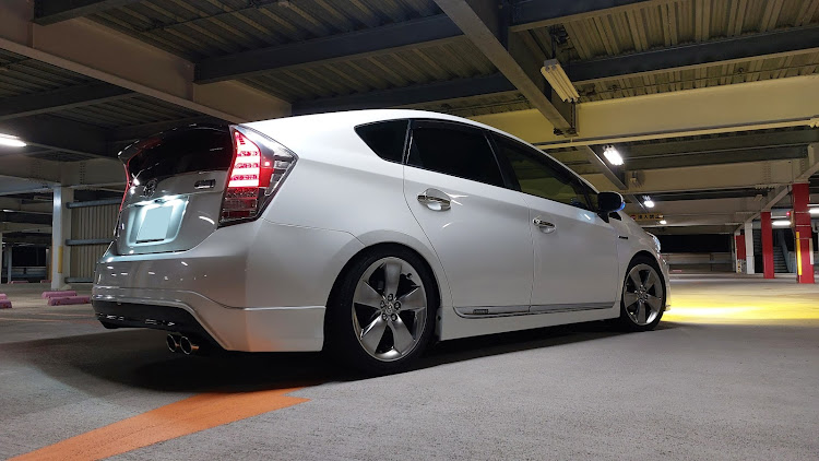 プリウスのダウンサス交換・SBスタイル・ハイグロスが綺麗・夜洗車