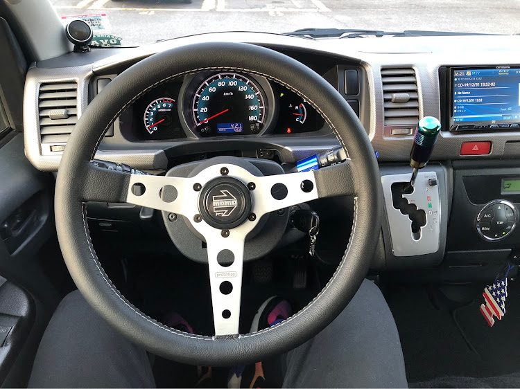 ハイエースバンのステアリング交換・ハイエース200系・黒バンパー・DIY