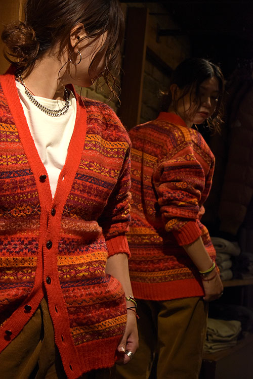 Jamieson's-別注 Fair Isle Saddle Shoulder Cardigan［Beige/Grey/Red］