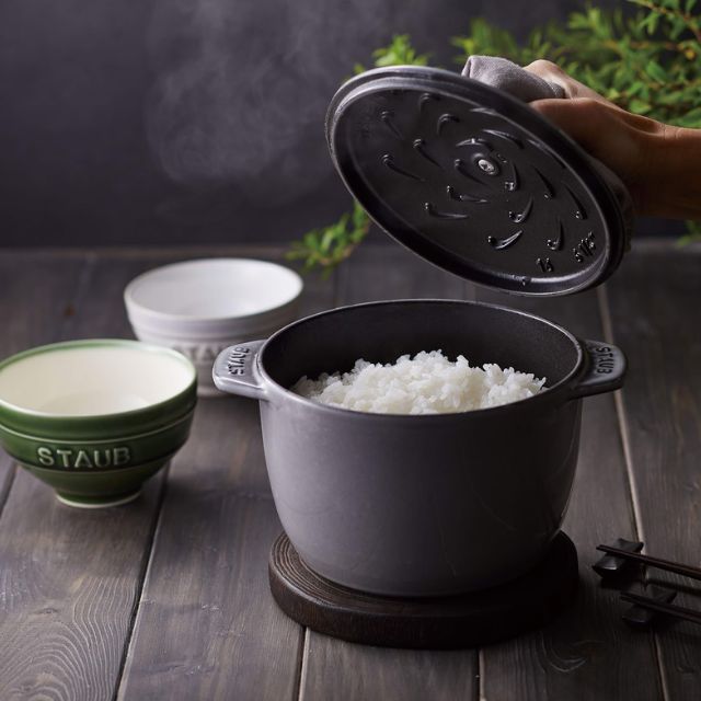 LOHACO - ストウブ Staub ラ ココット de GOHAN S ブラック 12cm 1個