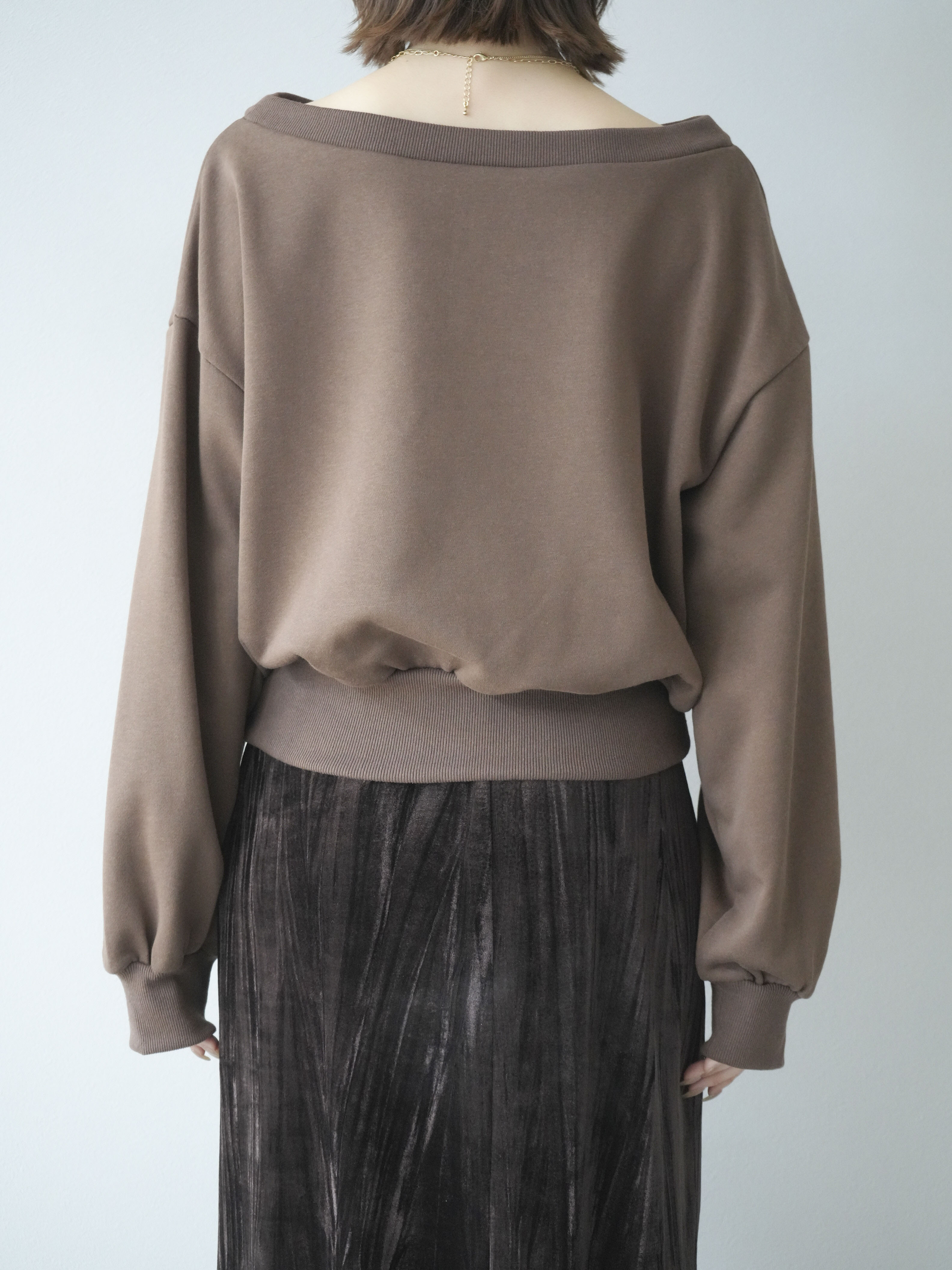 予約]オフショルスウェットプルオーバー/ブラウン– Lumier