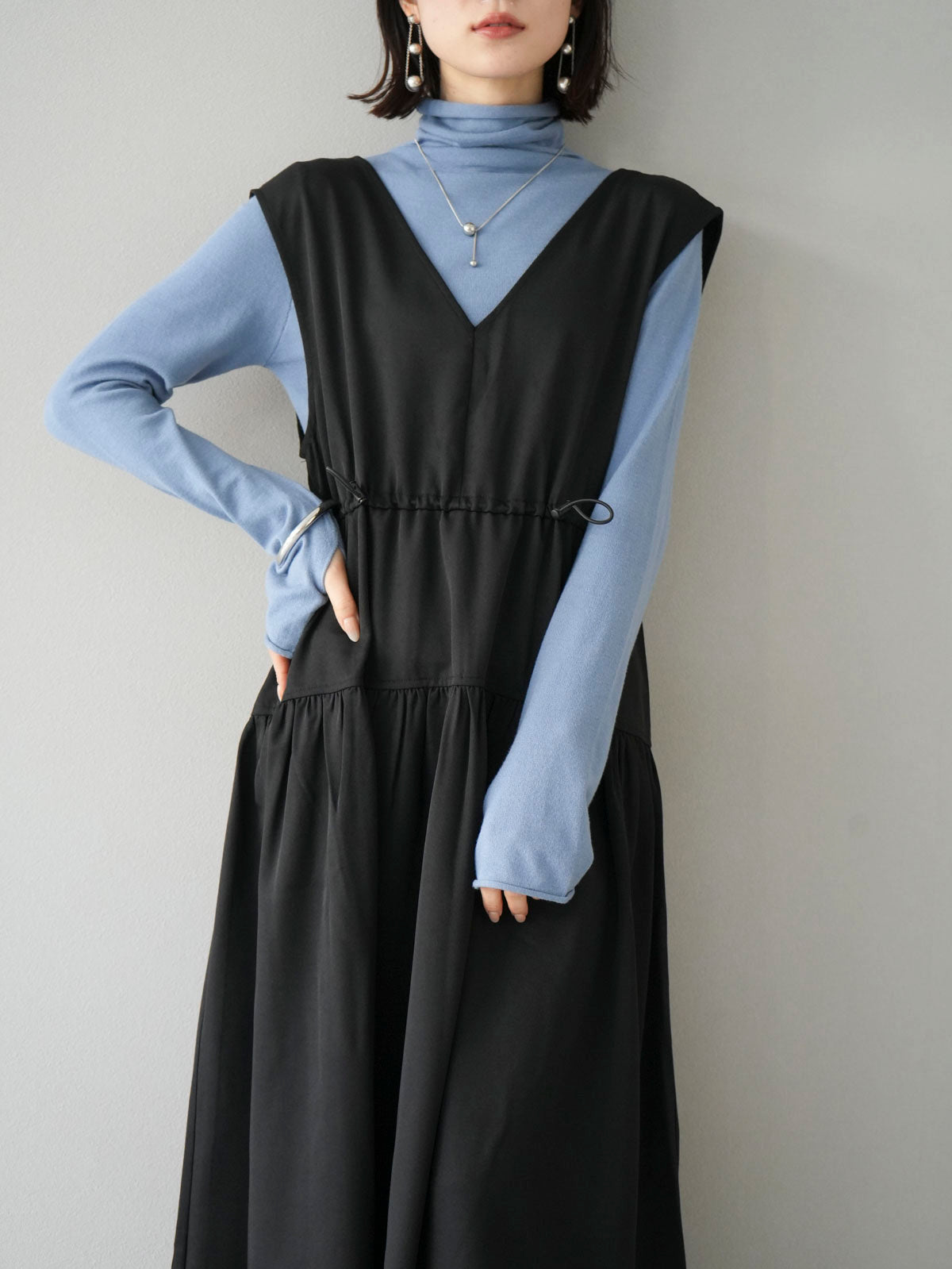 予約]Vネックドロストティアードワンピース/ブラック – Lumier
