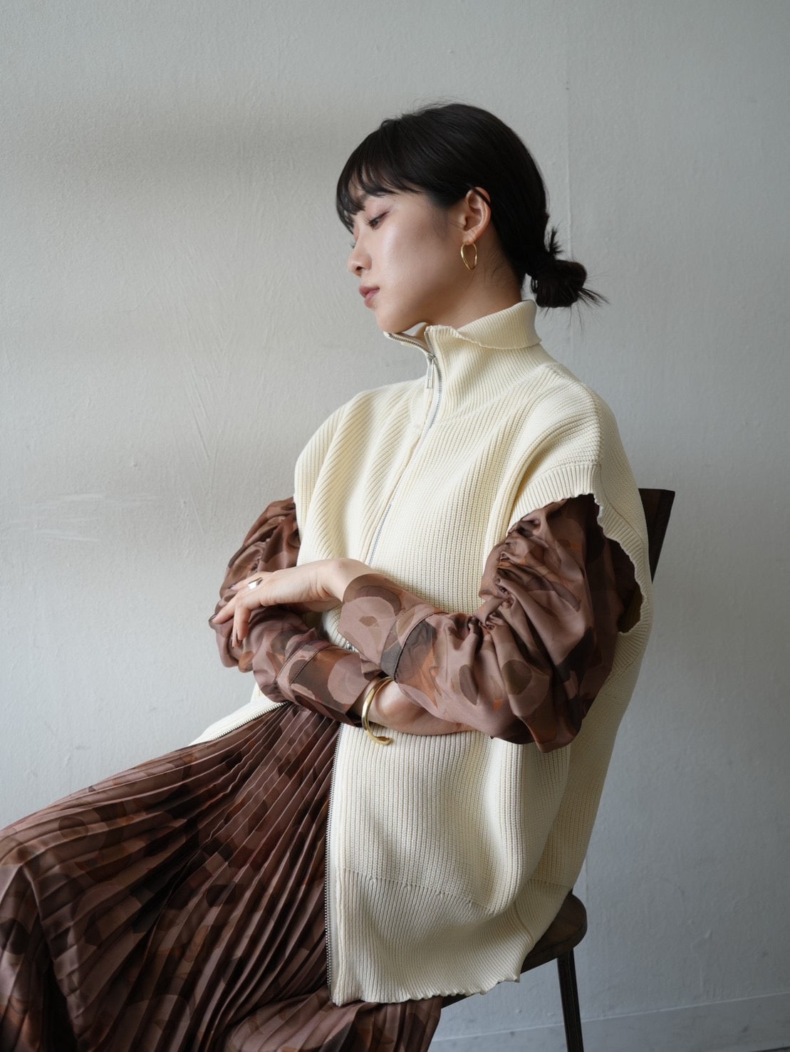 予約]レトロプリントギャザースリーブブラウス/ブラウン – Lumier