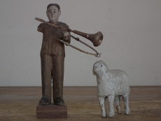 G02186 アンティーク 古い木彫りの羊とラッパを持つ羊飼い | MANSIKKA