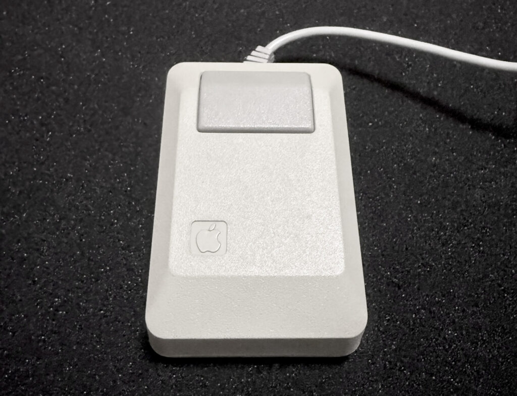 Macintosh Plusのキーボードとマウス | Mac Fan Portal