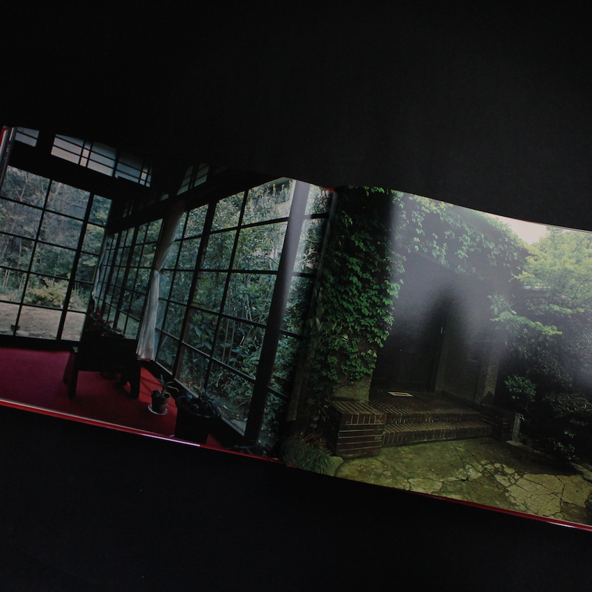 家 meaning of the house（Signed） - 篠山 紀信 / Kishin Shinoyama