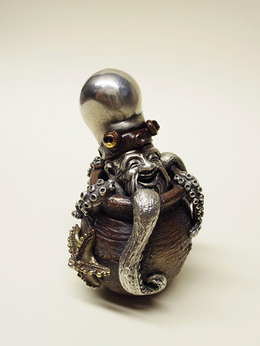 これはおもしろ根付！蛸壺に隠れているのはとても縁起の良いあ・の・ひ