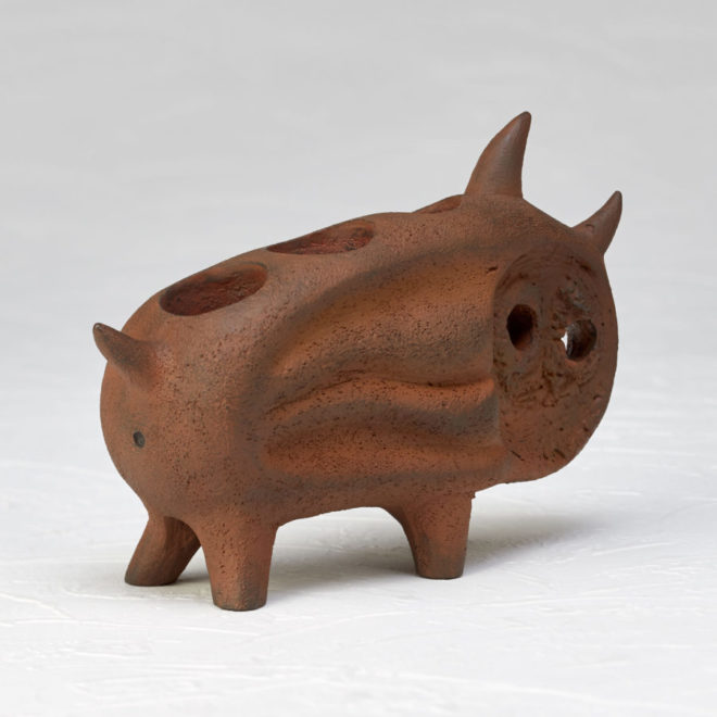 岡本太郎の人気作品「犬の植木鉢」を海洋堂がデスクトップサイズで精巧