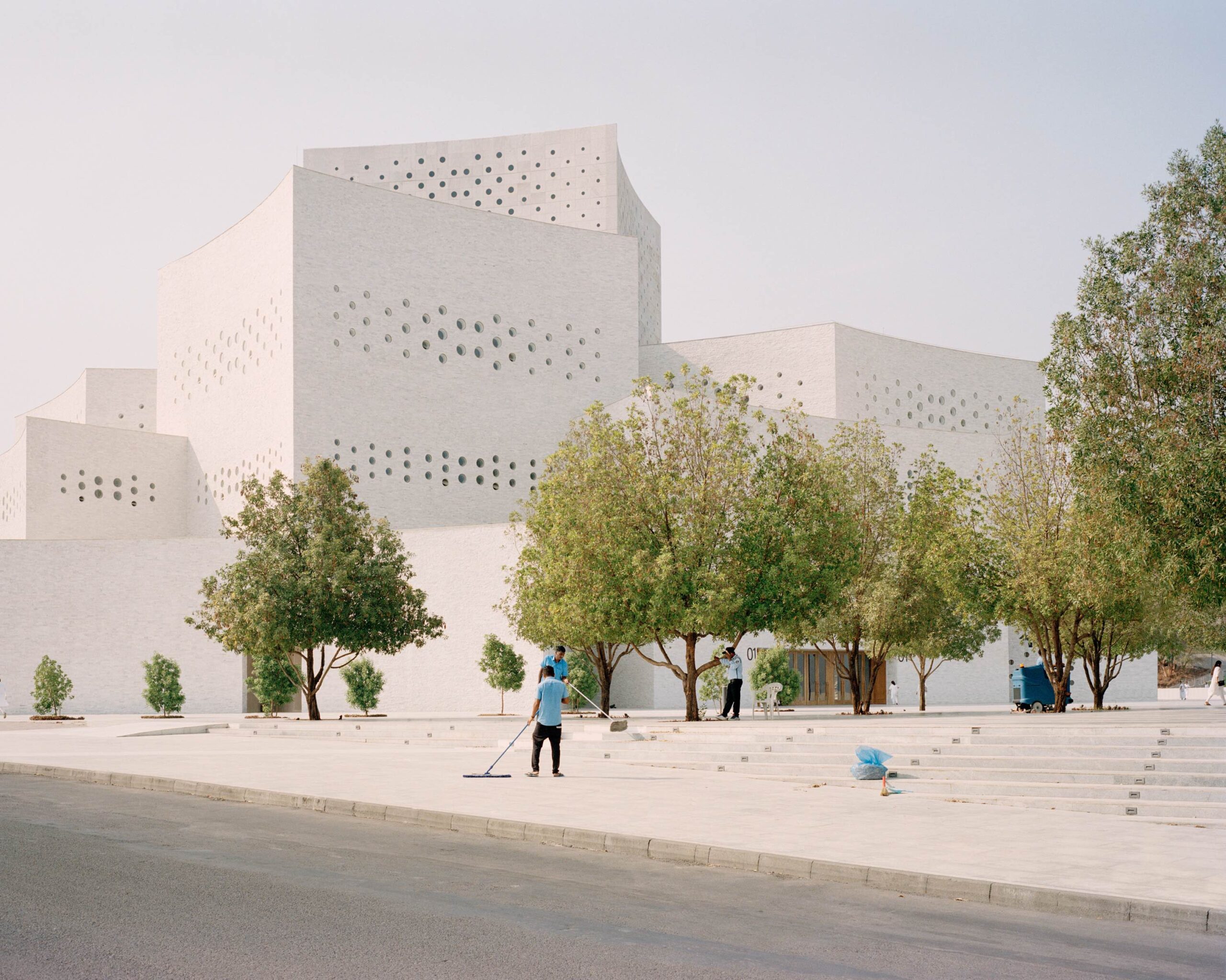 リサイクル大理石が包む、知識の集積を象るインドの白いピラミッド