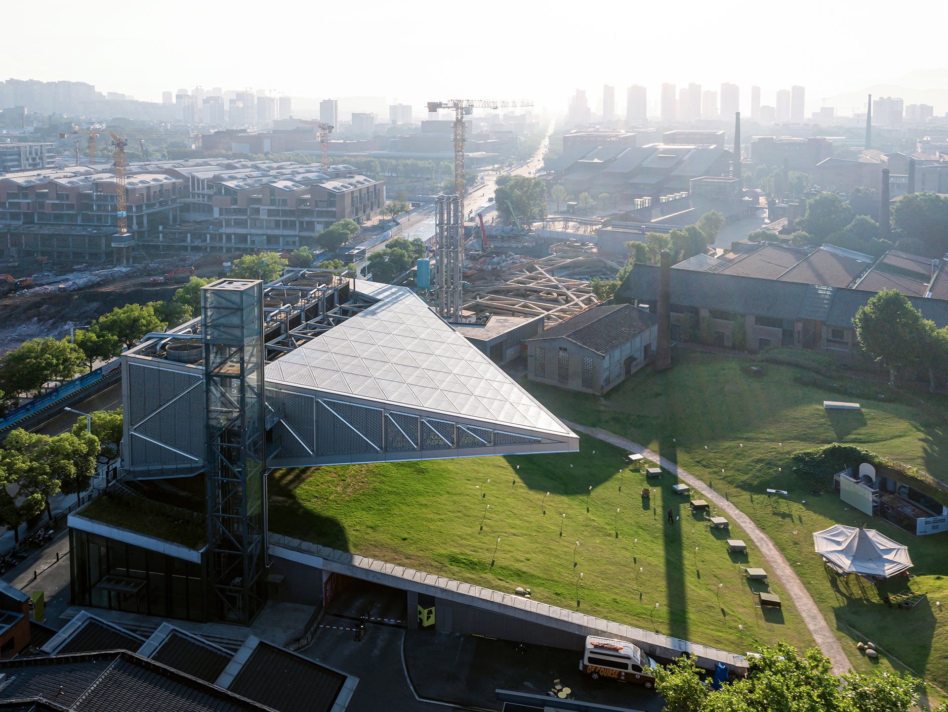 空中に浮かび公園空間と一体化するインフラ建築〈景徳鎮陶渓川クラウド