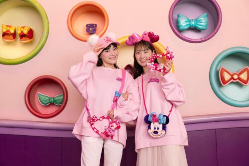 寒い冬の東京ディズニーランドに嬉しい全面ピンクのミニートレーナー