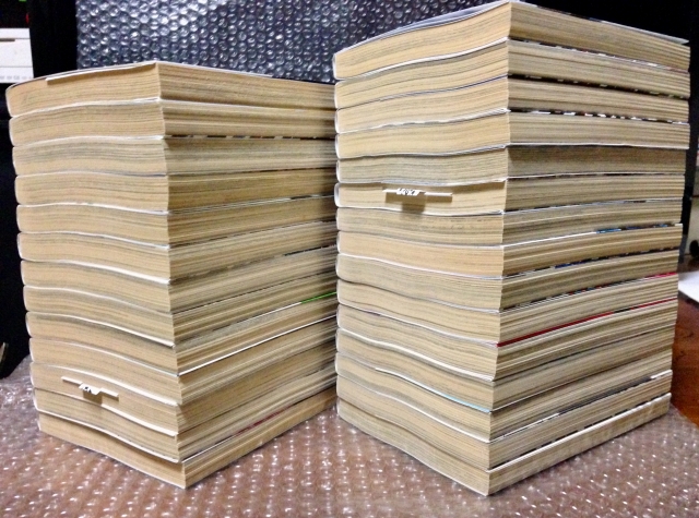 あふれるコミック本の収納のために息子が無印「パルプボードボックス