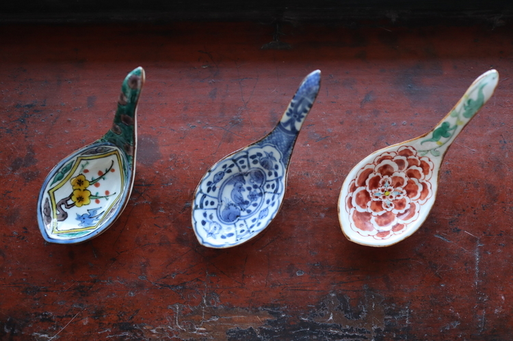 触れたくなる、華やかな色絵「蓮華～renge～」 │ ヒトサラマガジン