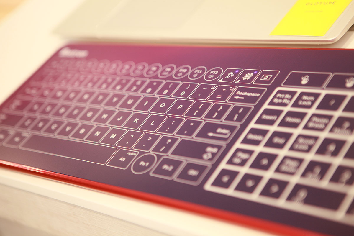 Bastron B10（バストロンB10）」ガラス製の近未来感溢れるキーボード