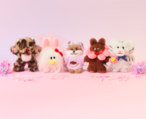 ILLITがデビュー1周年記念で限定ぬいぐるみを発売 - マジャヨ