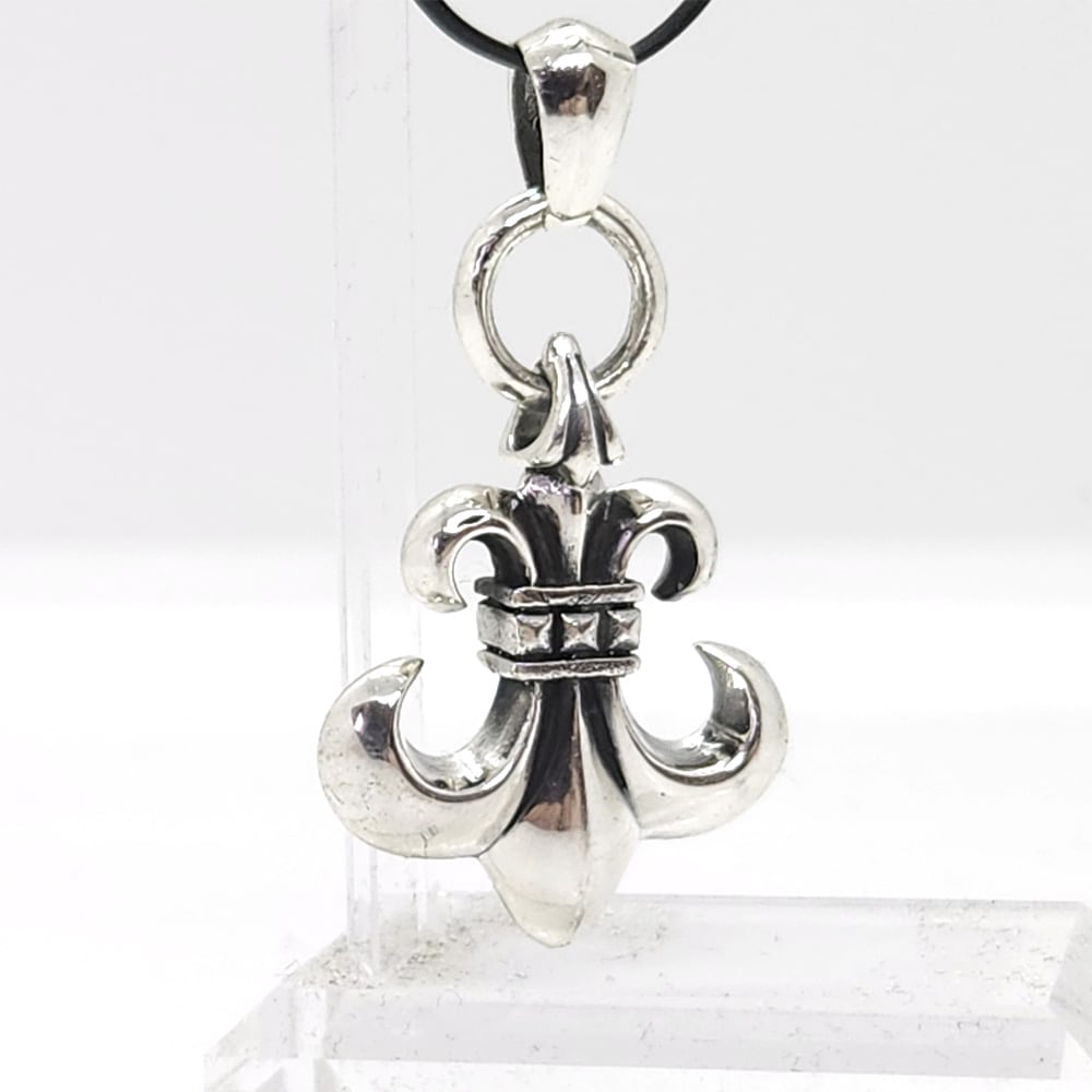 32mm 7mm厚 フルール・ド・リス(ユリの紋章) シルバー ペンダント