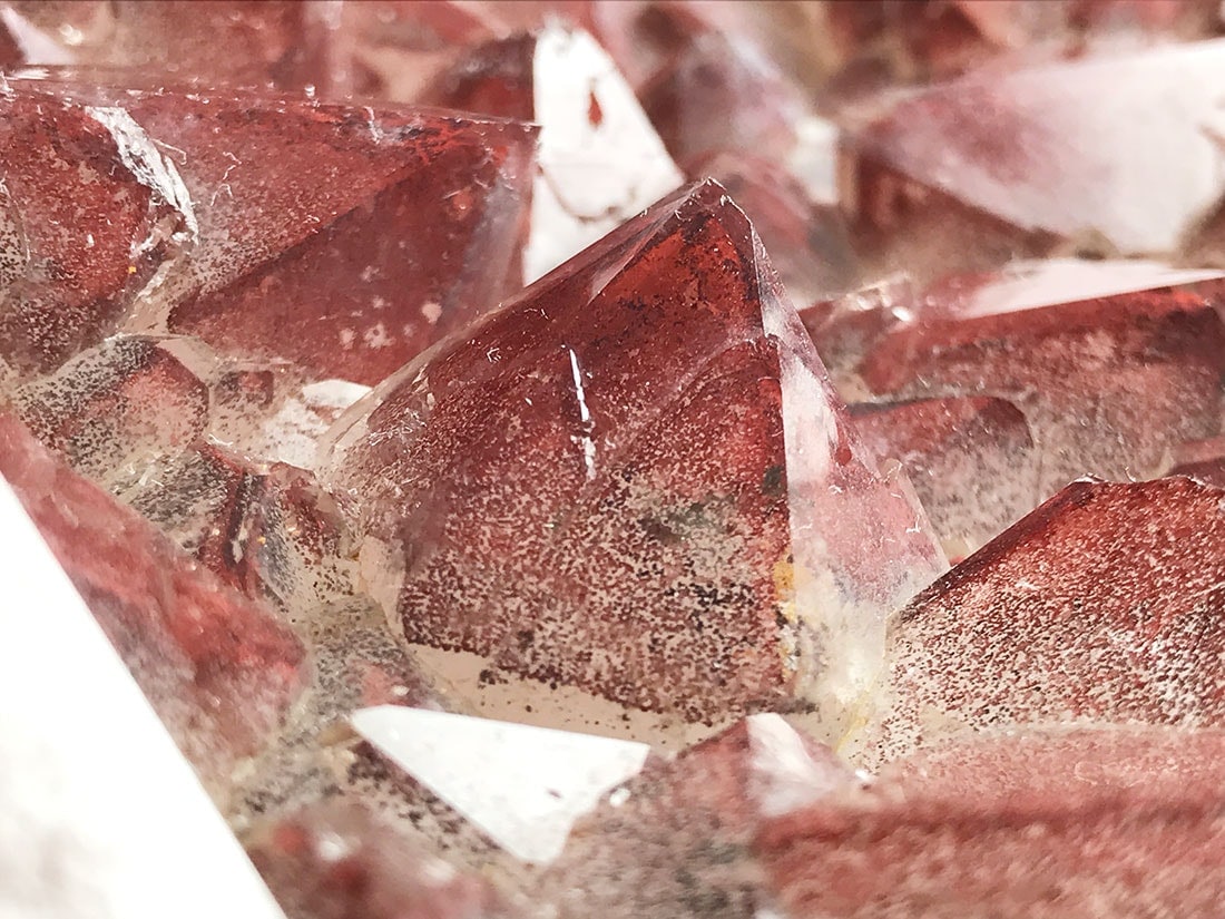 山西省産レッドクォーツクラスター(ヘマタイトインクォーツ)