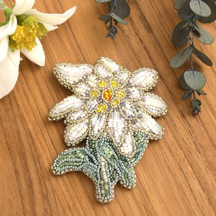 エーデルワイスのブローチ～アルプス三大名花～ 【作家：有井順子