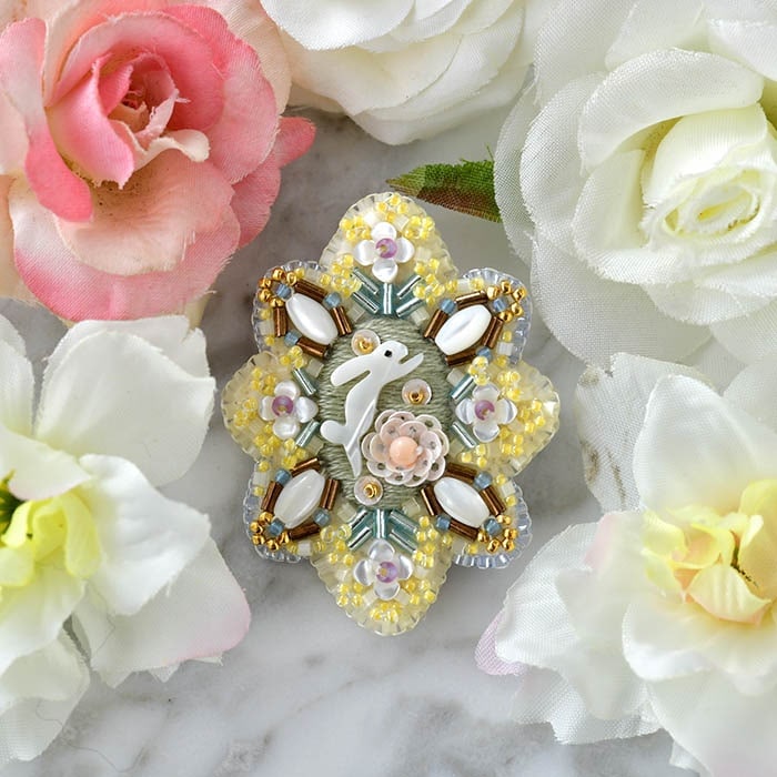 うさぎとミモザビーズ刺繍ブローチキット 【作家：サクラエンブロイ