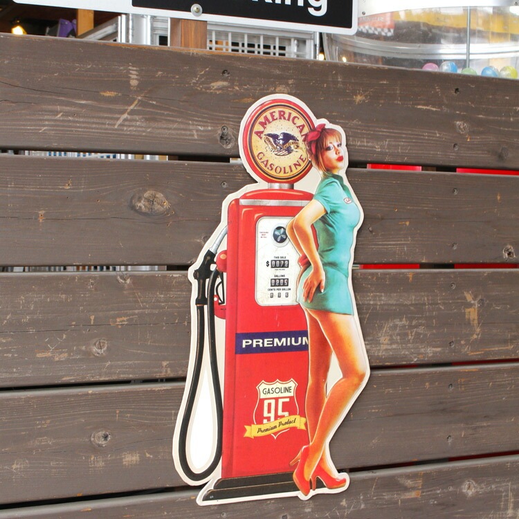 ブリキ看板 エンボスメタルサイン ヴィンテージ ガスポンプ ピンナップ