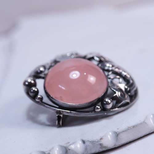 N.E.FROM（N.E フロム）ローズクォーツ 魚ブローチ