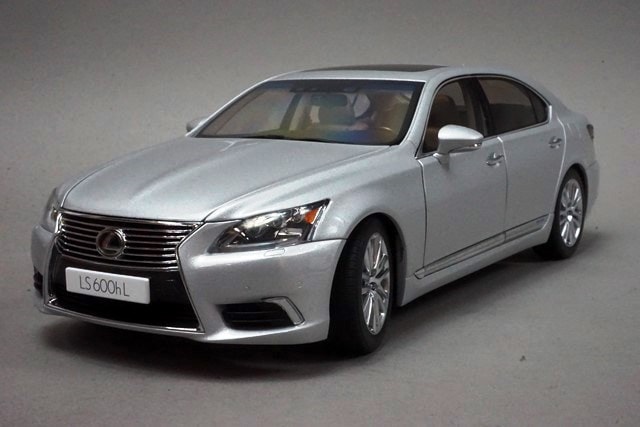 1/18 オートアート 78841 レクサス LS600hL ソニックシルバー, Boost