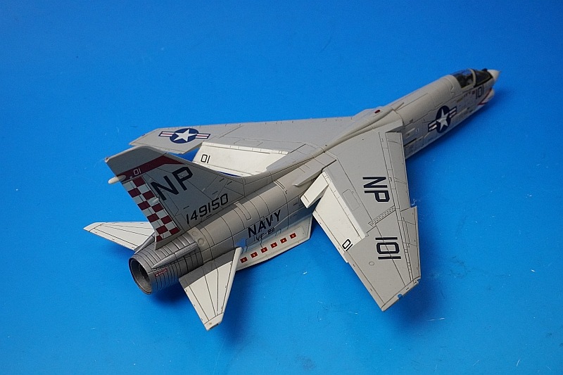 1/72 F-8E クルセイダー アメリカ海軍 VF-211 チェックメイツ NP101