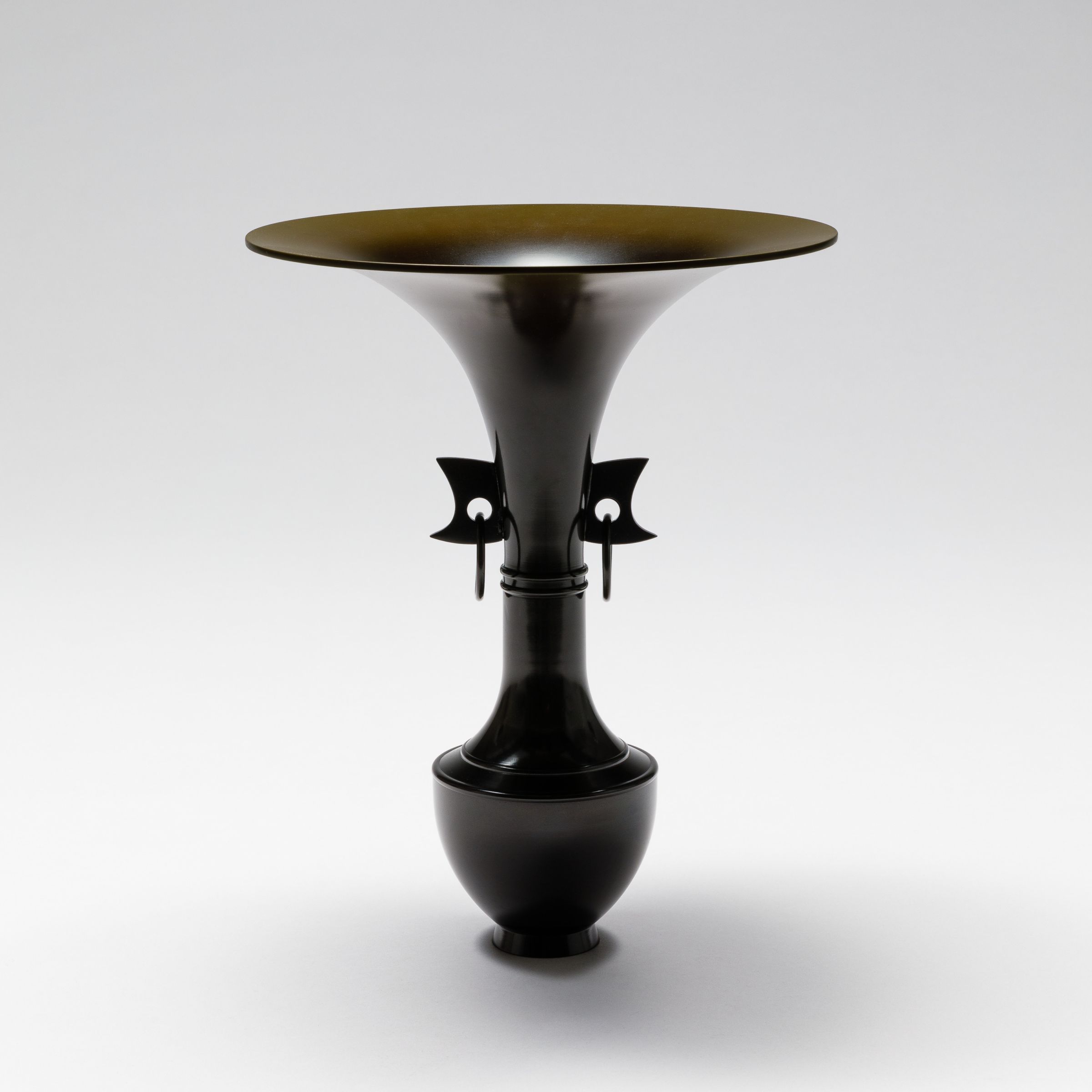 ゲルト•クナッパー】白釉波形削文長頸花瓶 ゲルト•クナッパー】白釉