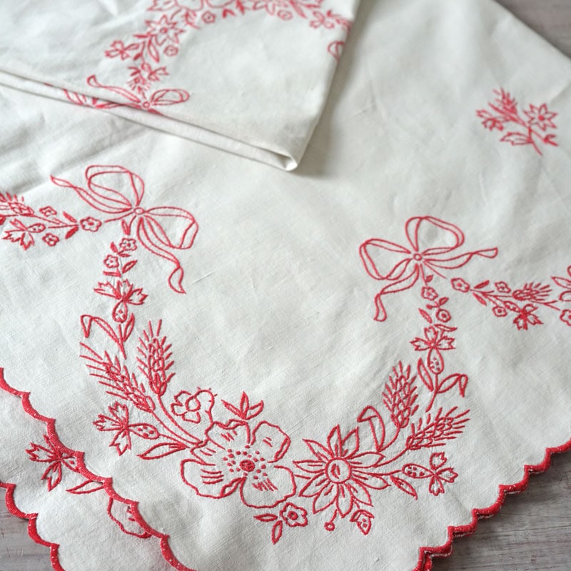 ハンガリー可愛いリボンとお花のレッド刺繍のテーブルクロス138×98cm