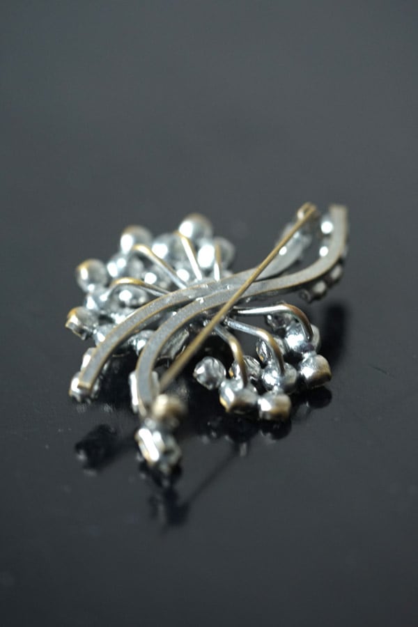 お花の形のクリスタルカットガラスのブローチ1950年代 ga-1064の通販