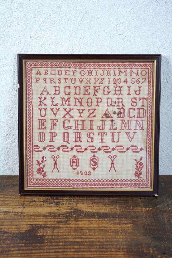 フランスアンティークアルファベット刺繍サンプラーフレーム入り 1933