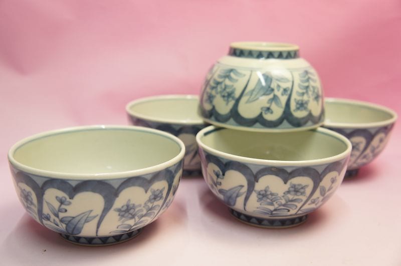 六代 佐藤走波 染錦草花文 碗揃 | いっぴん | | 食器のみつはた