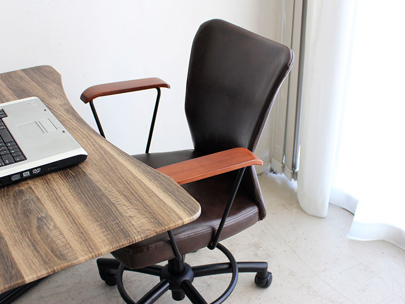 ダークブラウンの色合い 大人な印象を感じられるオフィスチェア