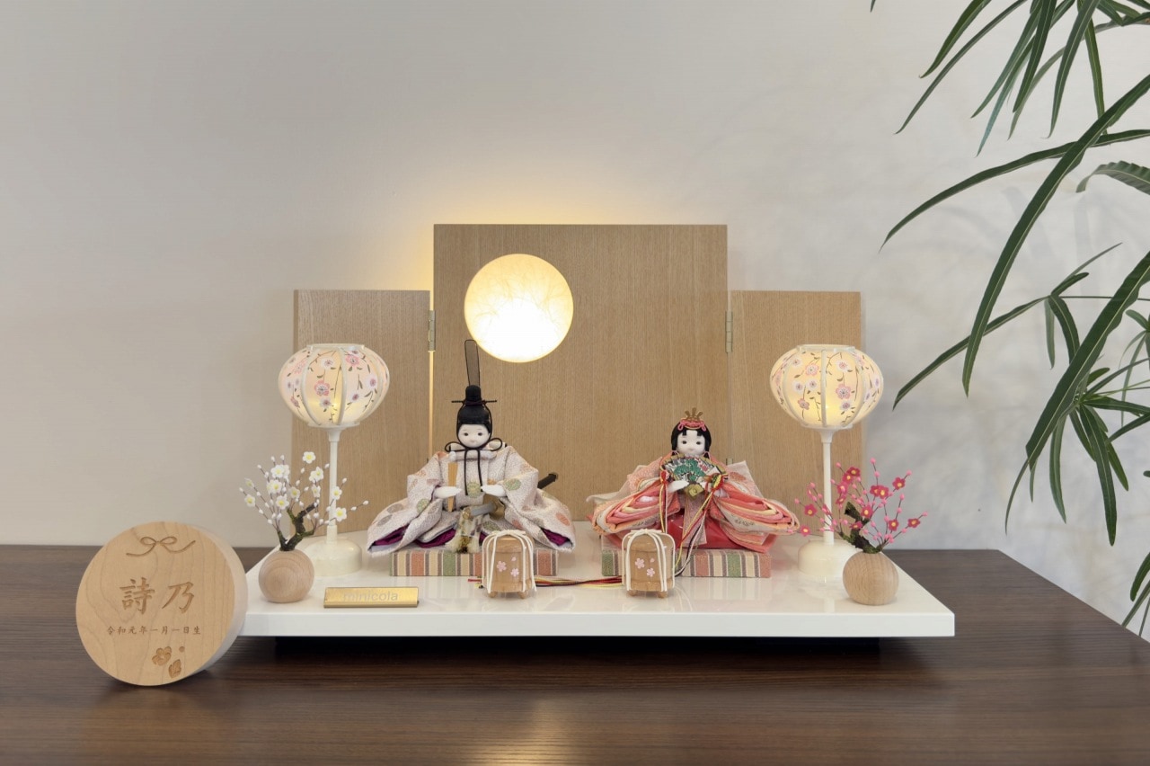 coco円（まどか）衣裳着親王飾り雛人形 高岡塗台 満月木ナチュラル屏風