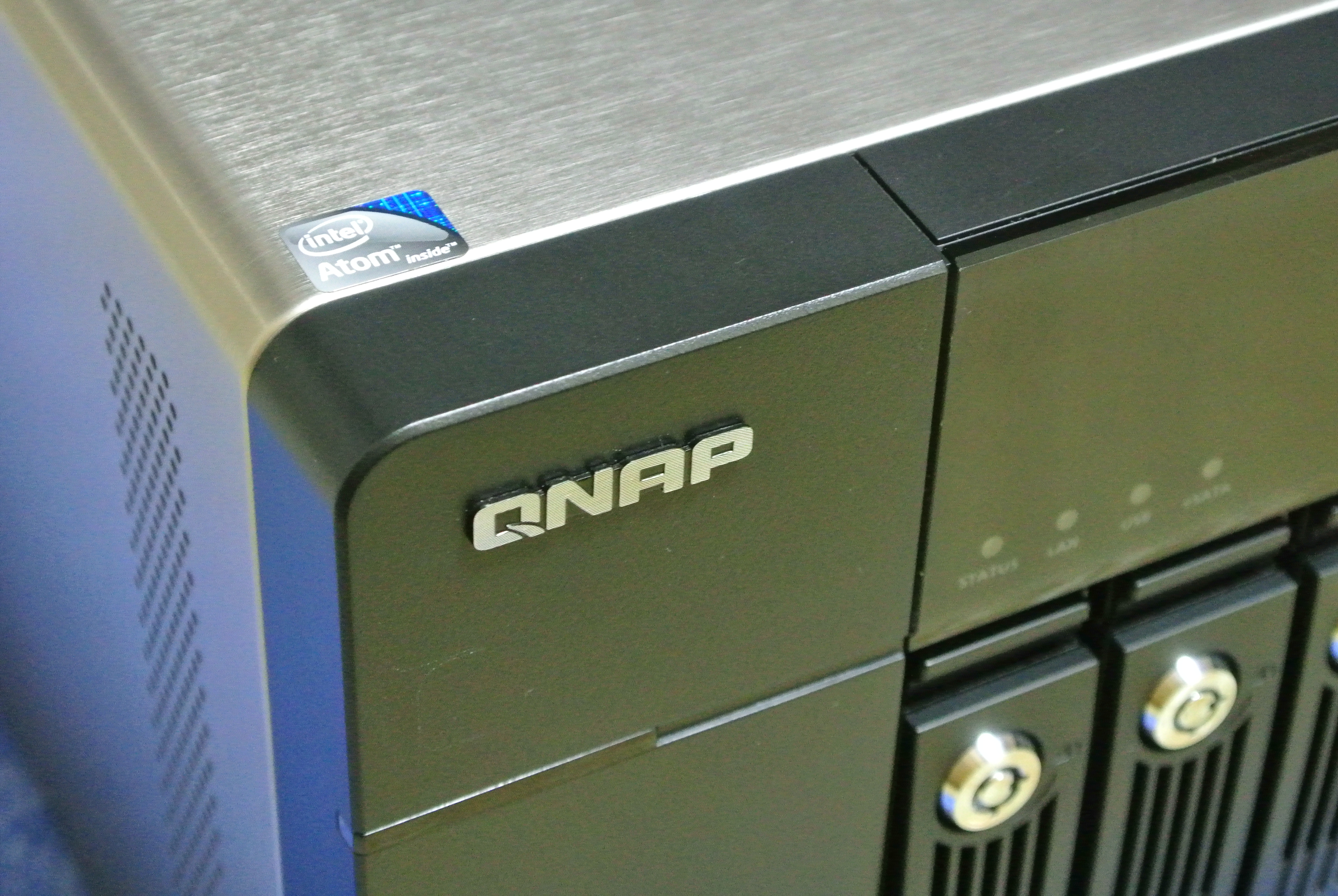 QNAP TS-659 TurboNASを分解する - まず分解。