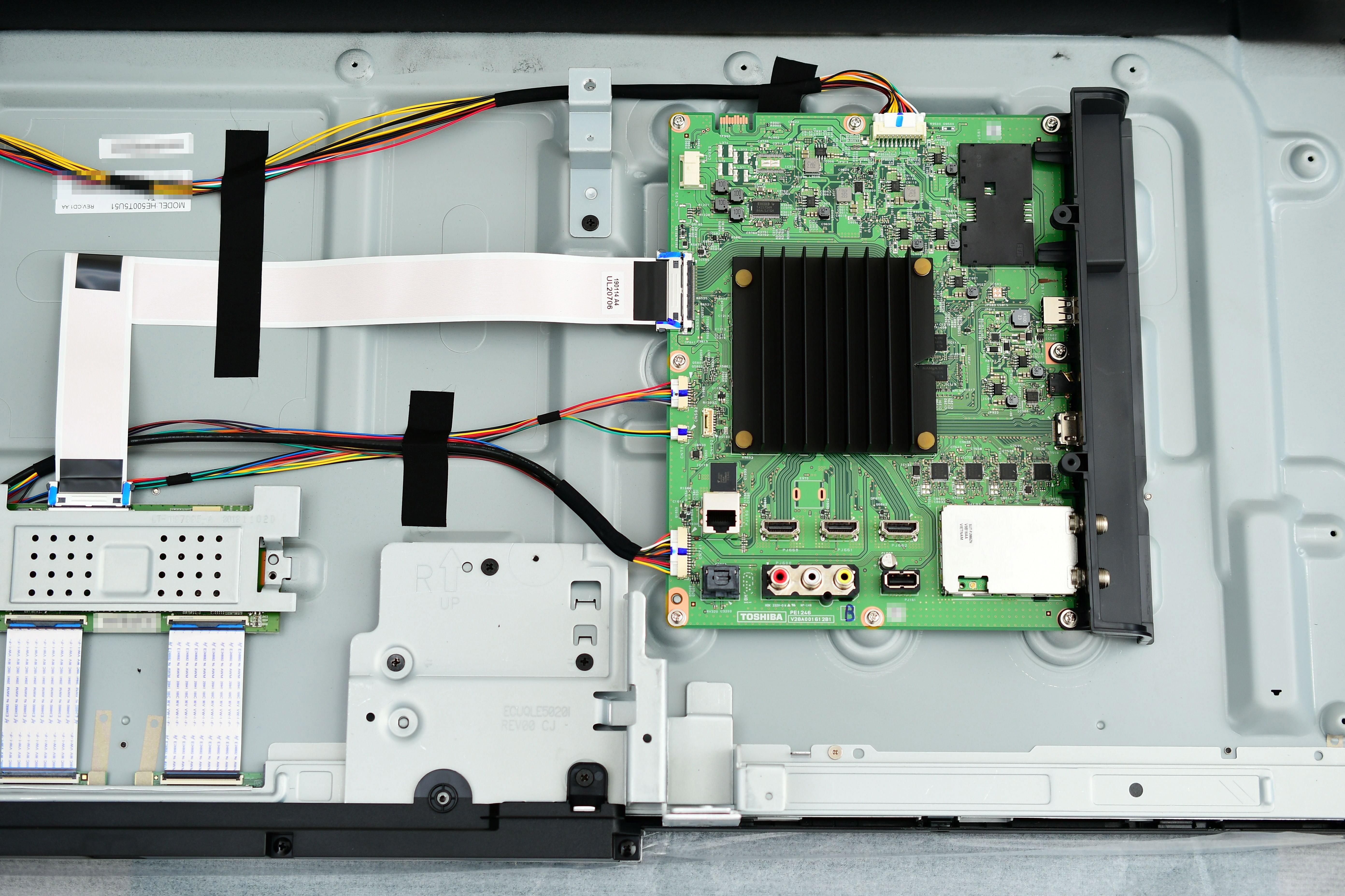 東芝レグザ43vと50vを分解比較してみた。50M520X vs 43M520X - まず分解。