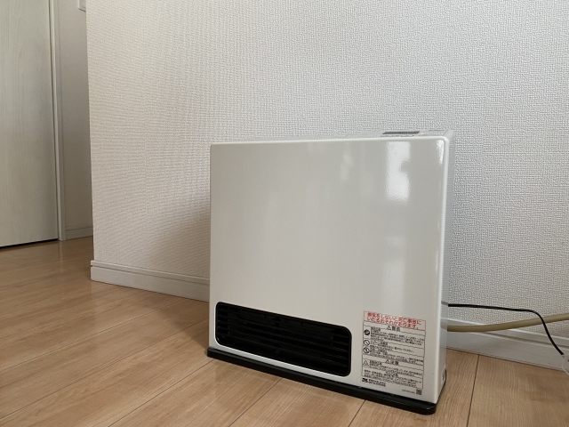 ガスファンヒーターとエアコン、経済的なのはどっち？費用・メリットを