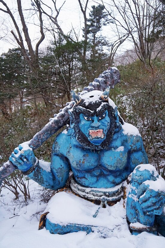 神社への階段の脇に立つ赤鬼と青鬼と祠。 - Picture of Onibokora