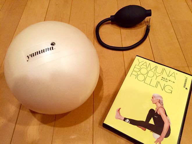 自宅で簡単ストレッチ「ヤムナ・ボール・メソッド」に夢中！（Mayumi