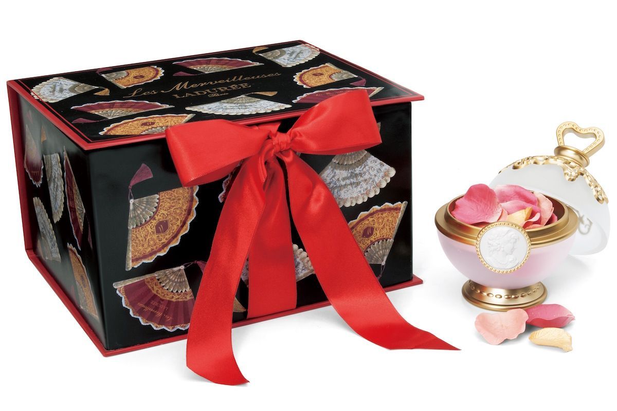 レ・メルヴェイユーズ ラデュレのゴールドの花びら入りの限定フェイス