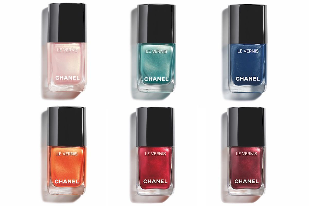 シャネルから夏の指先を彩る6色の限定ネイルカラーが登場。 | Vogue Japan