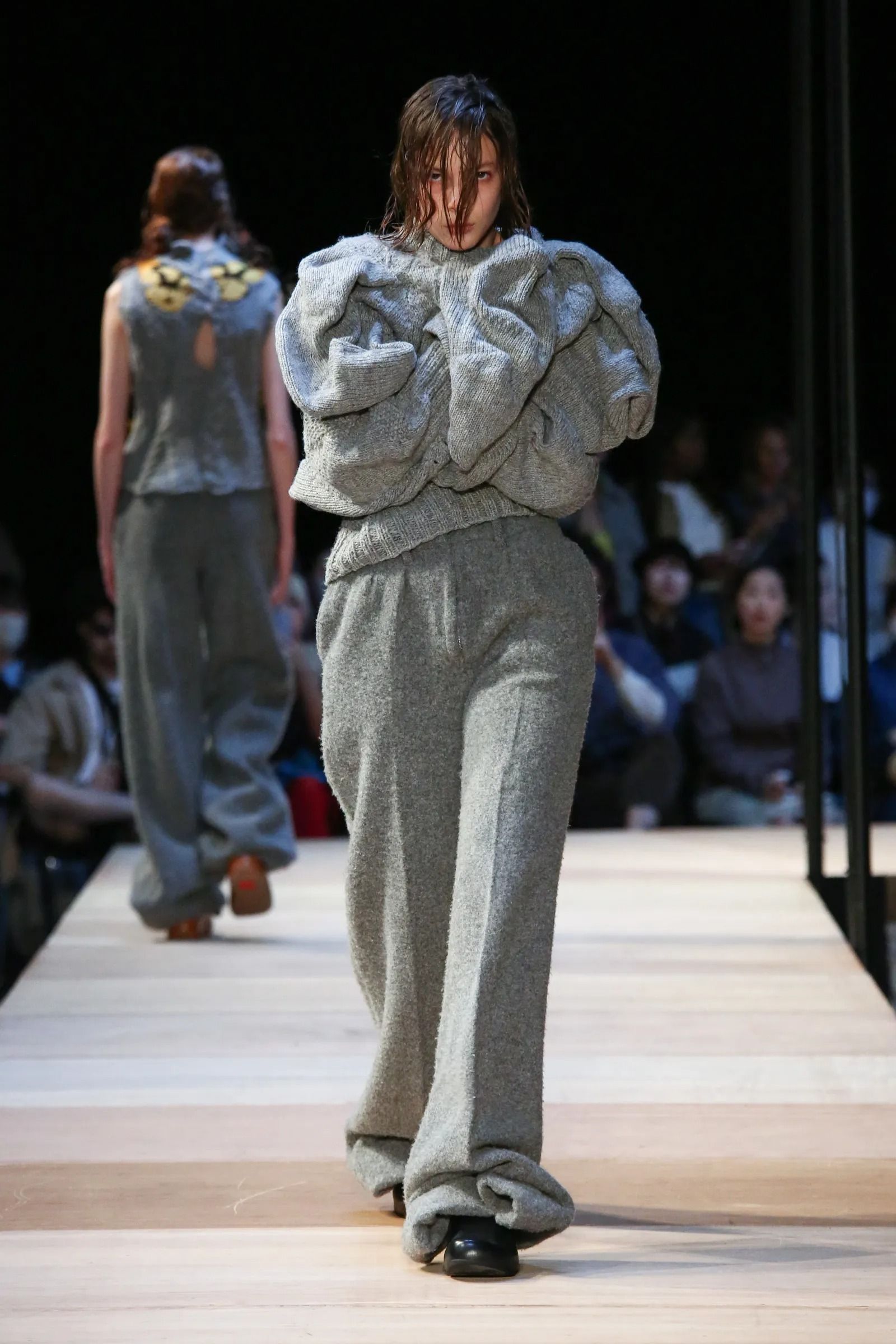 ピリングス（PILLINGS）、穴があいたぼろぼろのニットに込めた希望