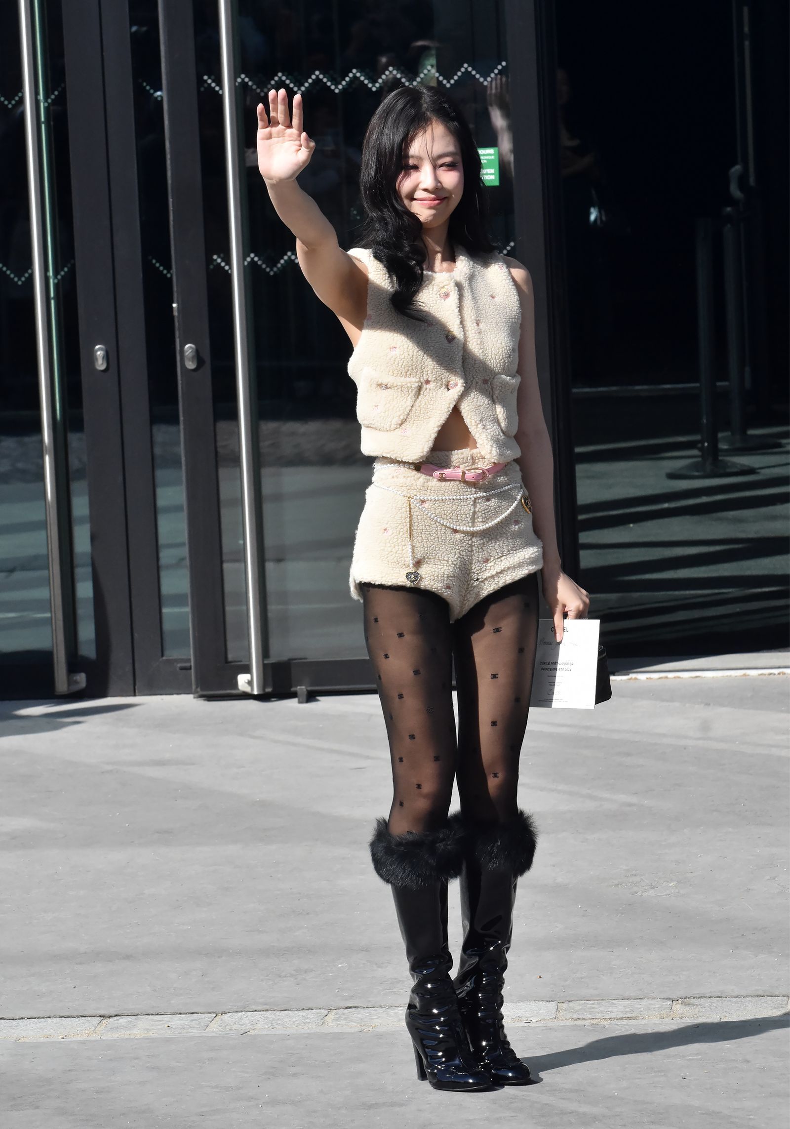 BLACKPINKのジェニー、マイクロショーツの可憐なスタイリングを披露