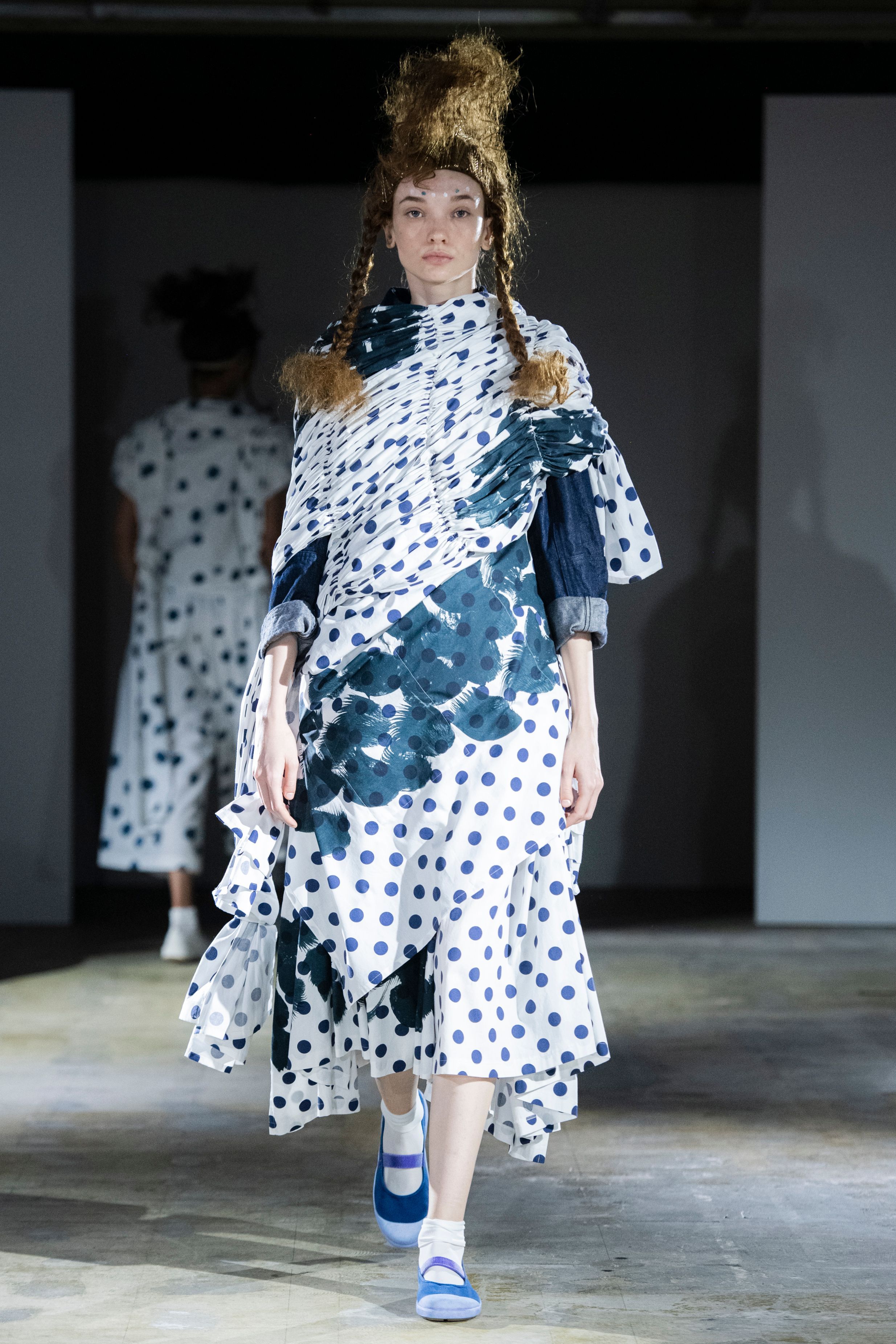 タオ、コム デ ギャルソンの本社が入るビルで2024年春夏ミニショーを