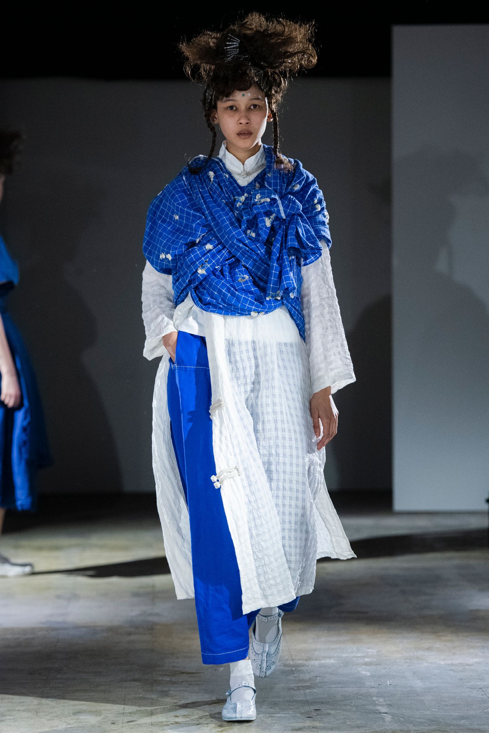 タオ、コム デ ギャルソンの本社が入るビルで2024年春夏ミニショーを